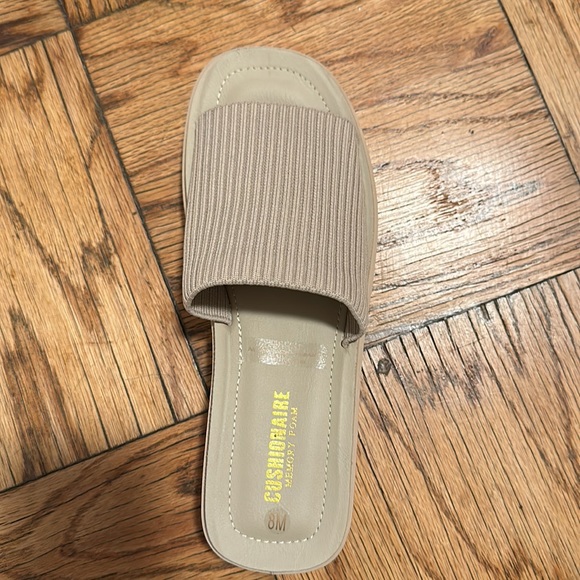 BRAND NEW Cushionaire memory foam summer sandals - Picture 2 of 2